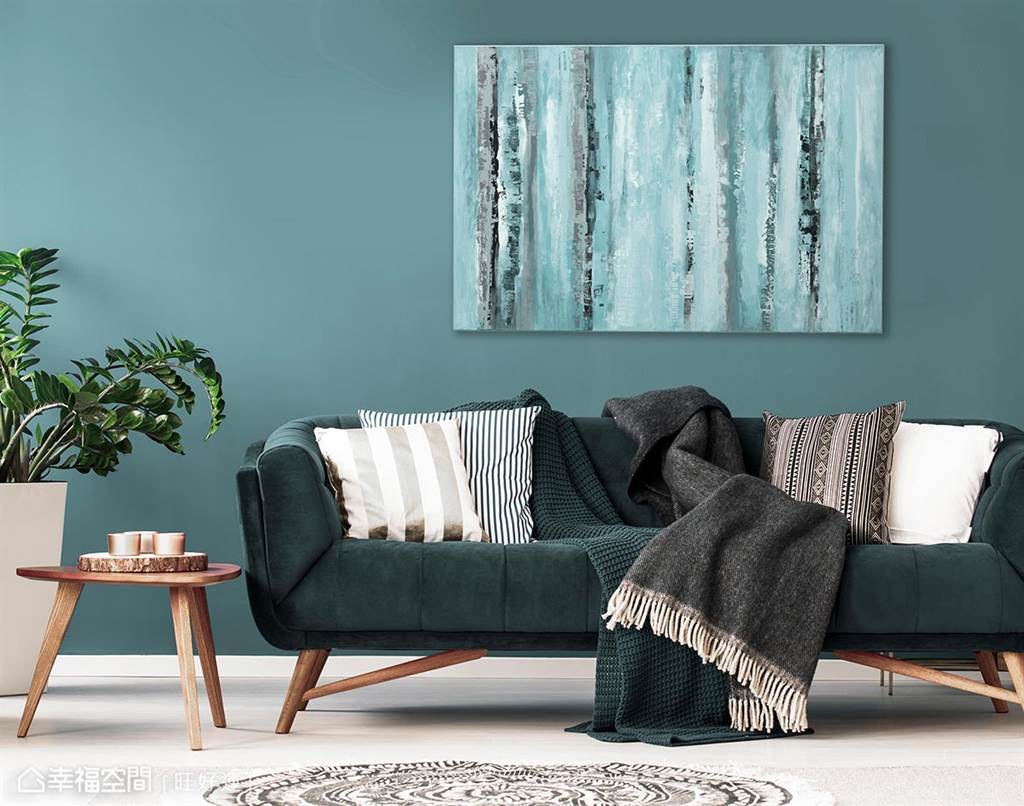 ▲沙發後面不建議掛太多畫，否則顯得雜亂無序。（圖片來源／Shutterstock）
