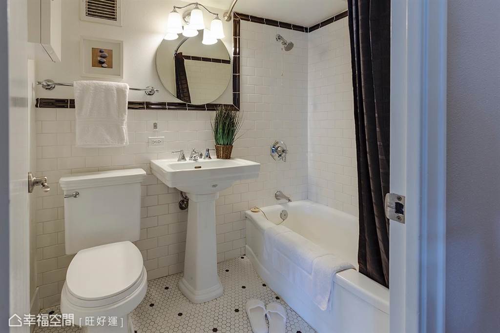 ▲沙發面向廁所，不僅不雅觀也會形成味煞問題。（圖片來源／Shutterstock）

