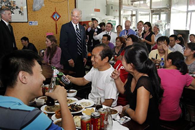 美国前副总统拜登2011年受习近平之邀访问北京时，由美国大使馆安排到姚记炒肝用餐，做了一场影响力惊人的公关秀。图为拜登进入姚记炒肝时，让很多用餐的民眾大为吃惊，纷纷拿手机拍照。（图／微博）
