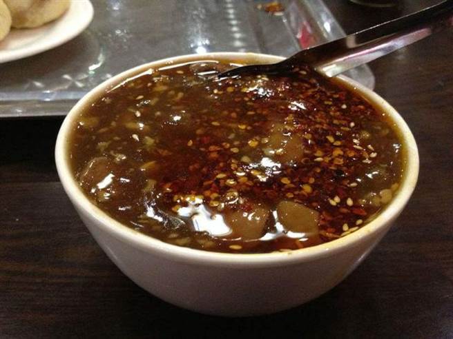 炒肝有浓重的蒜味与炒过的猪肝与滷大肠，加勾芡汤汁，味道有点像台湾的蚵仔麵线，一般北京市民食用时会搭配肉包子。（图／网路）