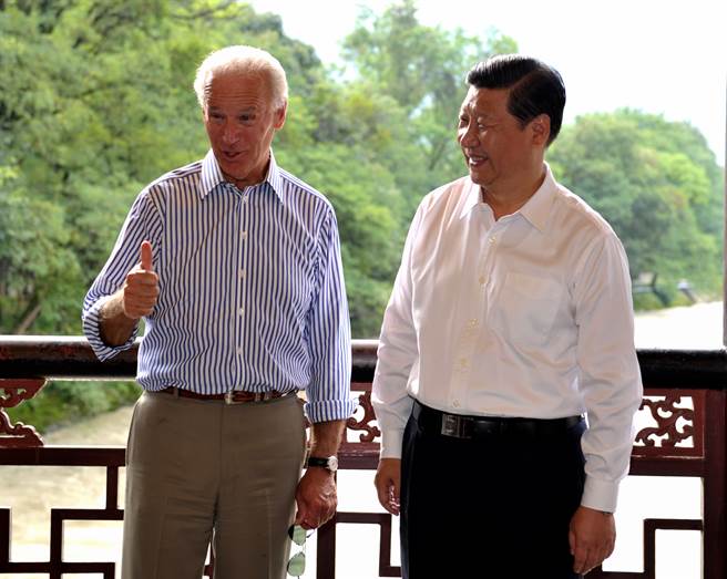 拜登2011年在北京做了一场用餐公关秀，影响力极大，习近平的幕僚迅速将这套做法之纳为已用。图为拜登2011年访问北京时与习近平着便装会面。（图／新华社）