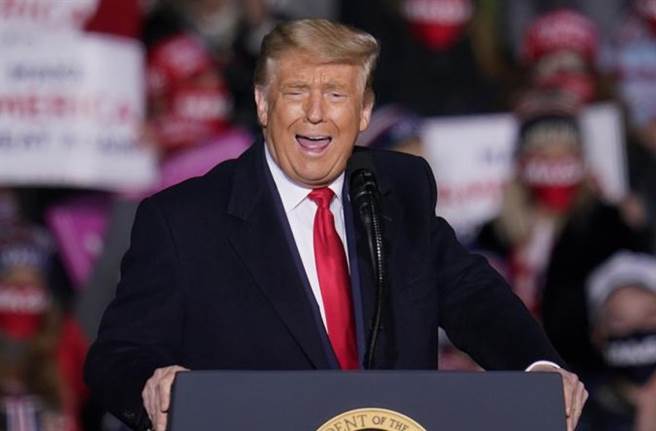 美国总统川普10月20日在宾州伊利国际机场（Erie International Airport）的竞选造势活动中，对支持群眾发表谈话的神情。（美联社）