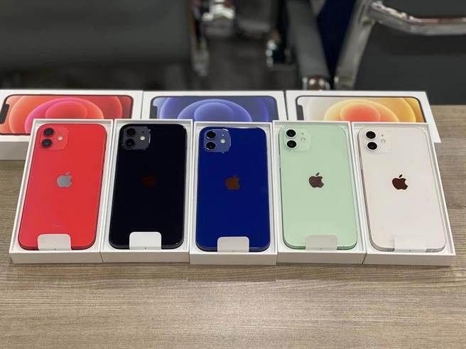 iPhone12實機曝光「塑膠藍」讓網友崩潰了：史上最醜。(翻攝自DuanRui推特)