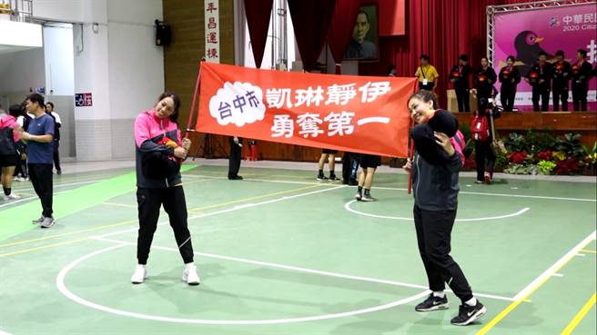 台中市成功連霸全民運室內拔河女子500公斤級，選手陳凱琳父母特地做布條到場為女兒加油。（體育署提供）