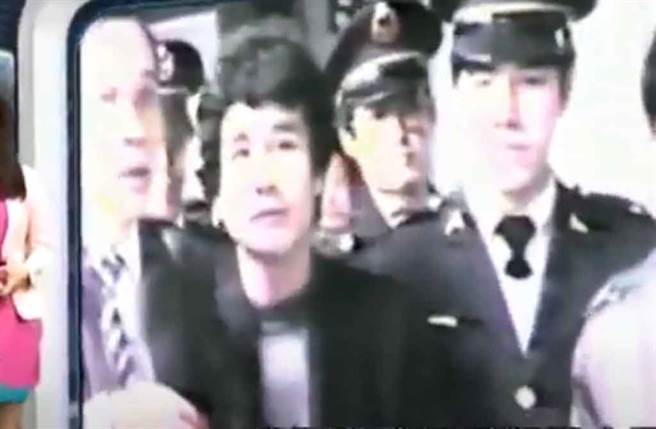 吴新华被逮捕后出庭，引发万人空巷情况，民眾都想看看，这个杀人魔长什么模样。（截自中天《台湾大搜索》画面）