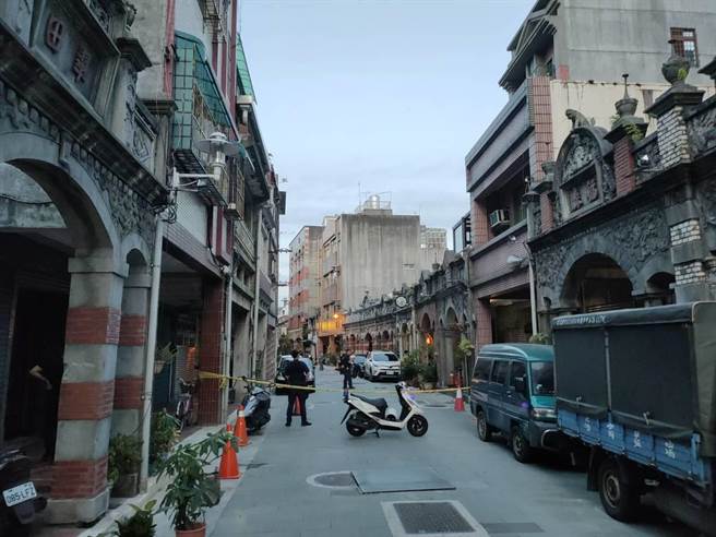 大溪老街6月底假日传出枪响，警方封锁现场採证。(翻摄照片／蔡依珍桃园传真)