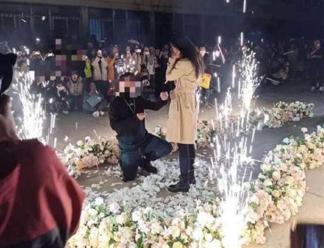 富二代开6豪车衝大学求婚 女友娇羞说YES 意外被酸爆(图片取自微博)