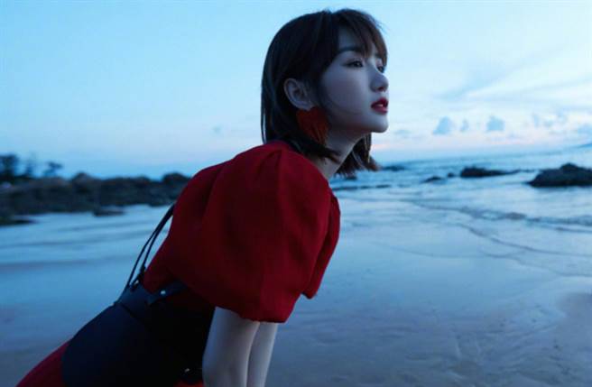 大陆女星毛晓彤以甜美无害的娃娃脸走红，曾被封为「小周迅」，近期在夯剧《三十而已》中以「钟晓芹」再度爆红。（图／摘自微博@毛晓彤）