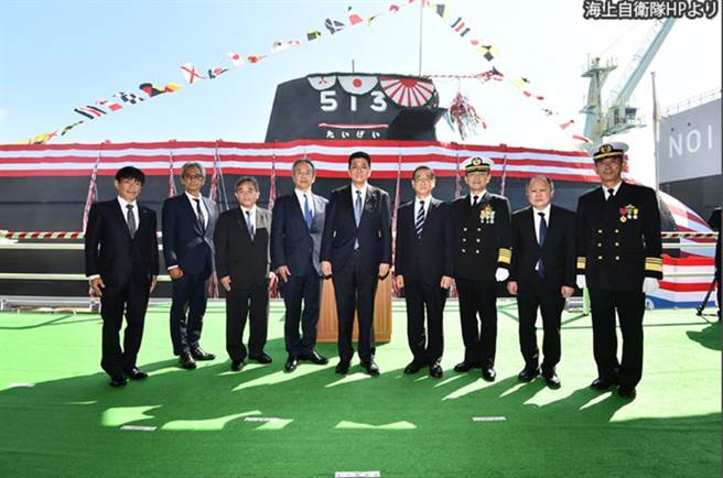 日本新銳潛艦大鯨號下水典禮紀念照，中間者為防衛大臣岸信夫，而左起第2位是潛艦工程師北川元洋，他也是女星北川景子的父親。(圖/海上自衛隊)