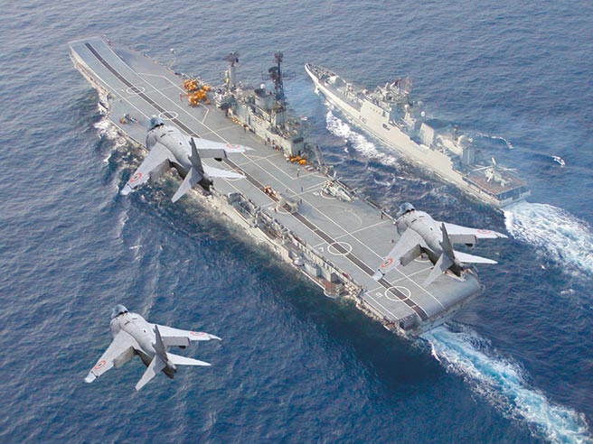 美日印澳四國11月將共同派海軍出席「馬拉巴軍演2020」。圖為印度航母2017年7月與美日海軍聯合演習。（摘自印度海軍官網）