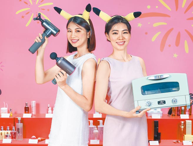 伊林娱乐模特儿展示新光三越周庆夯品，何欣芫（左）拿BLAUPUNKT宝蓝AI筋膜震动按摩枪BPB-M03H（上）、Challenger Silm英国运动美学筋膜枪（下）；蔡昀羲拿日本Sengoku Aladdin千石阿拉丁「专利0.2秒顺热」4枚烧復古多用途烤箱AET-G13T，皆价格店洽。（石智中摄）
