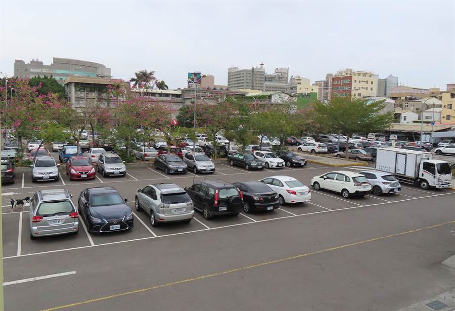 彰化市成功停車場是要招商，開發百貨影城。（吳敏菁攝）