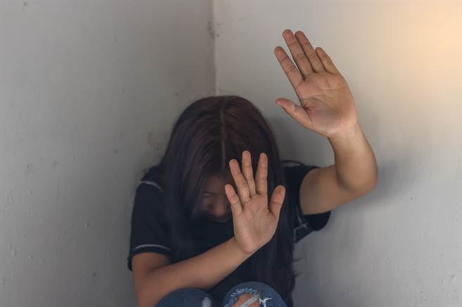 一名少女惨遭多名亲戚性侵得逞，因而手腕自残，女检察官一句话给了她许多力量，多年后两人再度相遇，令女检相当感动。（图／示意图，达志影像）