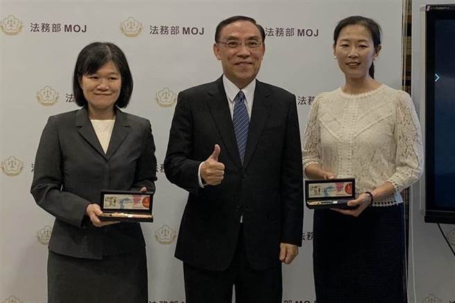 卢惠珍（右一）获颁「紫丝带奖」，并致赠纪念品。（图／记者张孝义摄影）