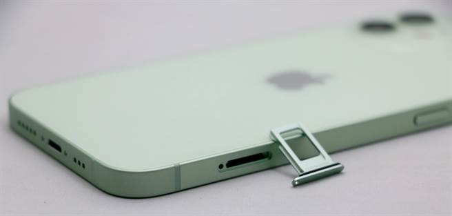 iPhone 12的SIM卡卡槽移到左側，卡槽也是金屬質感帶有綠色。（黃慧雯攝）