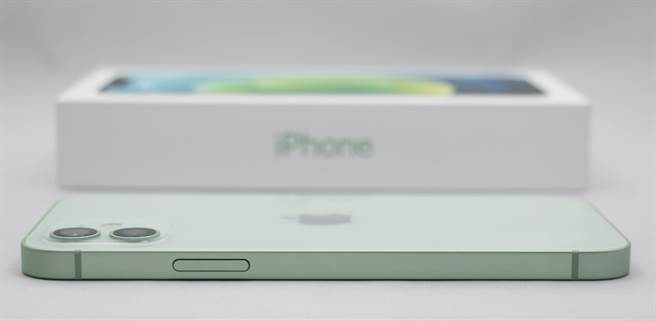iPhone 12綠色與包裝盒。（黃慧雯攝）