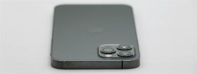 iPhone 12 Pro石墨色頂部。（黃慧雯攝）