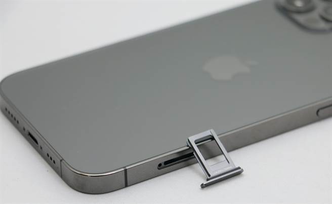 iPhone 12的SIM卡卡槽移到左側，卡槽也是金屬質感，並與機身顏色相同。（黃慧雯攝）