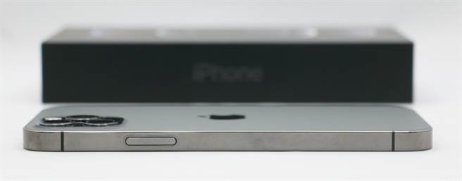iPhone 12 Pro石墨色與包裝盒。（黃慧雯攝）
