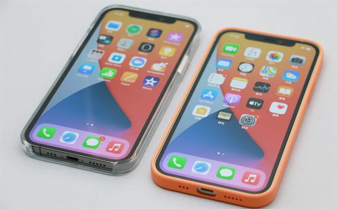 裝上MagSafe透明保護殼的iPhone 12 Pro以及裝上MagSafe矽膠保護殼的iPhone 12(正面）。（黃慧雯攝）