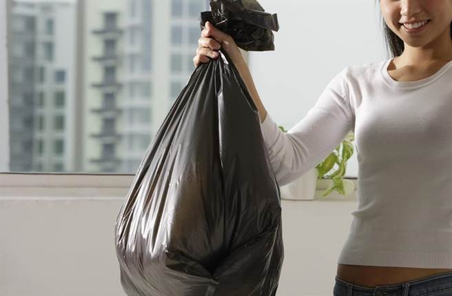 一名男子的印尼籍妻子某日佯装丢垃圾，之后就离家出走，两人分隔17年，男子诉请离婚判准。（示意图，达志影像/shutterstock）