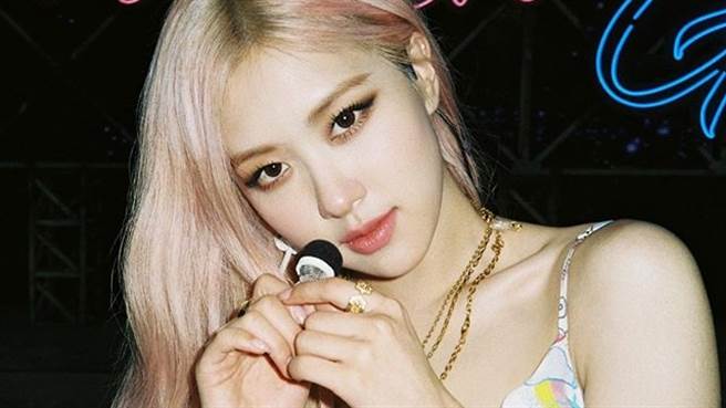 Rosé「上半身全透视」辣秀黑Bra里面看光（图／IG@roses_are_rosie ）