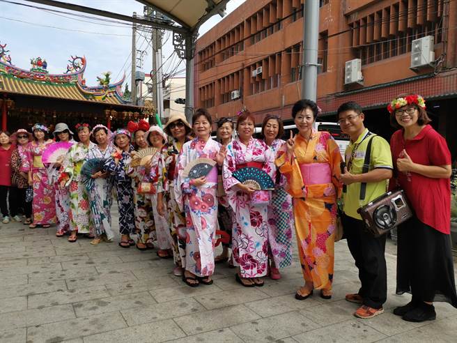 社區媽媽穿上日本傳統服飾，走上街頭，讓人誤以為置身在日本街道。（吳建輝攝）