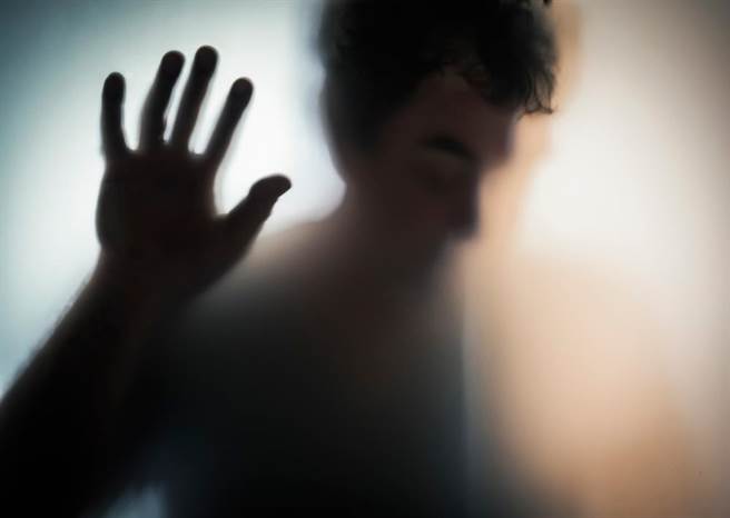 国小女童画一幅全家福，在爸爸头上打叉，揭发兽父恶行。（示意图，达志影像/shutterstock）