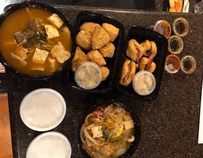 一名住在美国的网友，用外送点三妈臭臭锅，竟然一餐狂喷了台币4300元，让网友看了傻眼，这是把三妈当和牛在吃吗？好高级。（图／翻摄自爆废1公社）