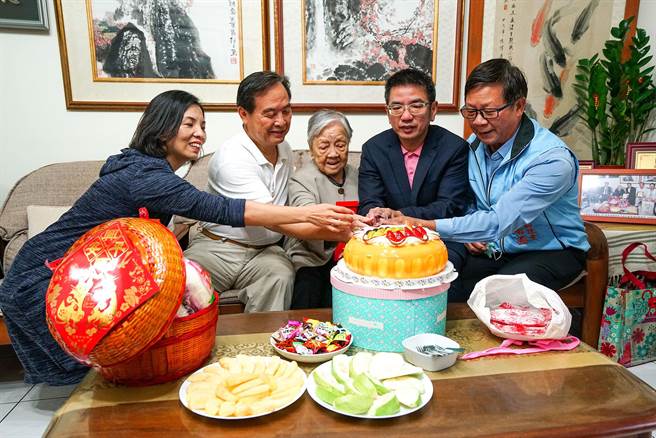 宜兰市长江聪渊（右二）今天拜访102岁人瑞郭林却（中），江聪渊盼望每一位长者都能享受优质的生活环境。（李忠一摄）