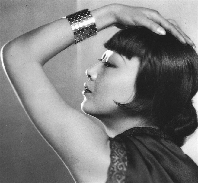 （图7）黄柳霜是第一位具国际知名度的华裔电影明星。她于1907年生于洛杉矶，双亲在当地经营一家小洗衣店。(图/左岸文化提供)