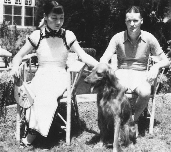 (图8)和美国驻北平武官法兰克．窦恩（Frank Dorn）同框合影(图/左岸文化提供)