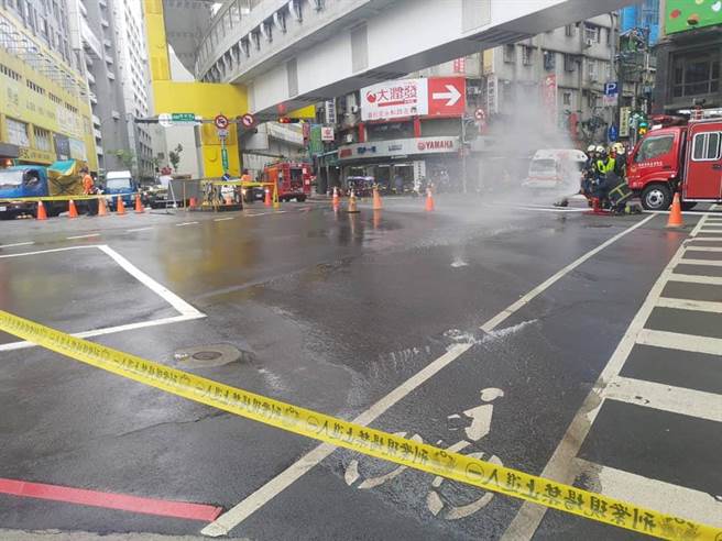 新北市中和区景平路与连城路口，发生自来水管破裂与瓦斯管线外泄，道路管制中。（图／摘自新北交通族脸书）