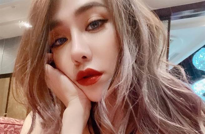 横纲凯咪打脸网路流传的VVIP陪睡价目表。(取自横纲凯咪IG)