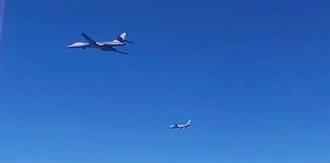 俄国战机拦截白令海域的美国B-1B轰炸机、KC-135加油机。(图/youtube)