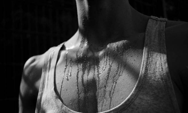 在凉爽的环境、未活动下仍不停流汗，台北医学大学附设医院传统医学科主治医师杨佩钰表示，中医称这样的状况为「自汗」。(图片来源：pixabay)