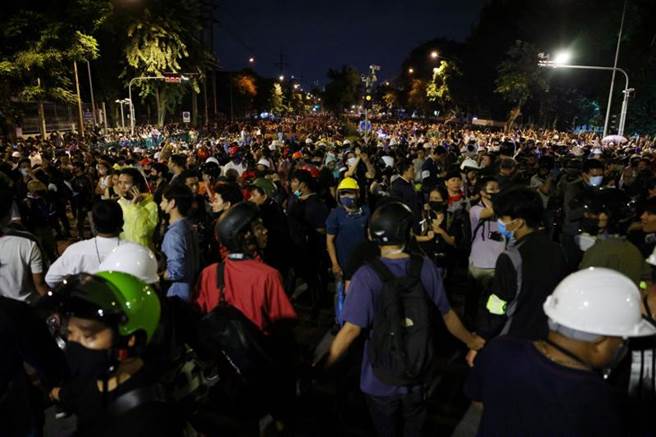泰国抗议群眾迟迟不散，原本政府打算强制解散，禁止5人以上的政治串连活动，但眾怒难犯，泰国政府收回命令。(图/路透社)