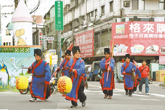 新北市民政局推动「2030宗教愿景」计画，成立辅导平台，提供宫庙遶境、办活动所需的法令资源外，也结合特色宫庙推出4线3路的「新北宗教之最行旅图」，作为民眾出游指南。（ 许哲瑗摄）