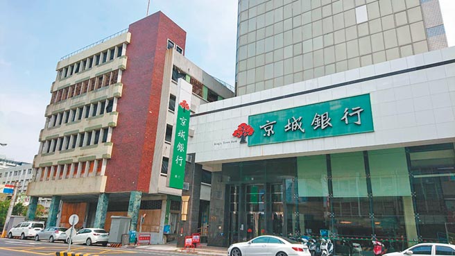 2018年時台南市的杏林醫院（左）已被隔壁的京城銀行集團買下。（資料照/程炳璋攝）