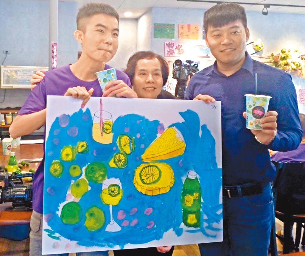 屏東早午餐業者漫時光創辦人徐皖台（右）邀請自閉症青年畫家小方（左）繪製「我香檬，我好喝」外帶杯，推廣小方畫作及屏東香檬。（潘建志攝）