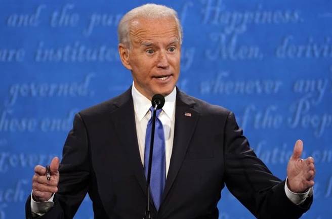 美国民主党总统候人拜登在22日的选前最后一次辩论中，以53％辗压川普39％。（美联社）