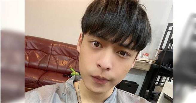 百万网红「放火」因为到JKF女郎「青青」家中聊天，遭自称青青男友与四名壮汉强拍裸照，勒索30万元。（图／播摄『放火』脸书）