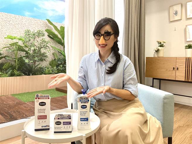 宅女小红自从试了凡士林的全新低敏修护系列立刻爱上，觉得保湿修护力强适合秋冬使用。（图／品牌提供）