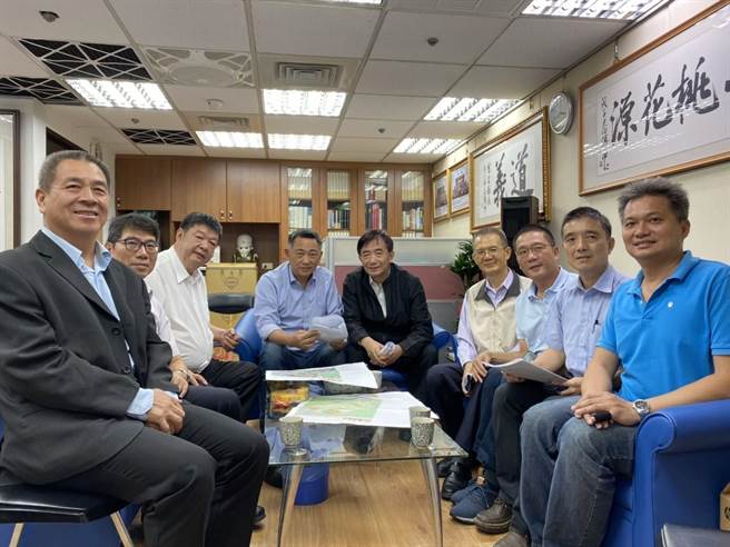 杨镇浯县长（中左）带领县府团队赴台，与中华邮政董事长吴宏谋（中右）会谈共构跨境物流中心。（金门县府提供）