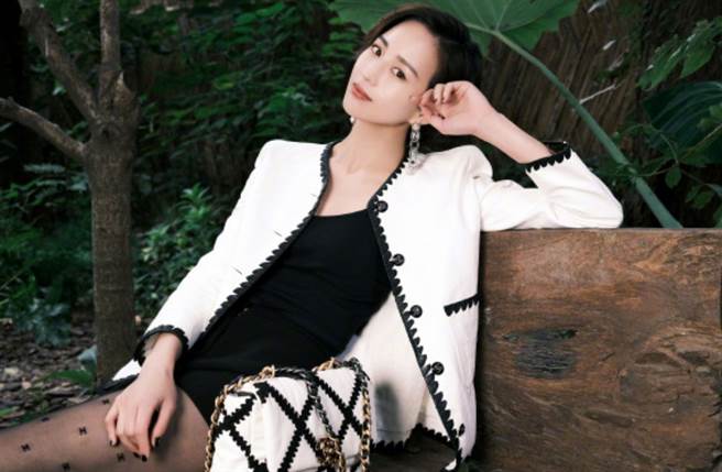 张钧宁辣穿透肤黑丝袜 小香风激短下身曝光美腿（图／摘自微博@张钧宁）