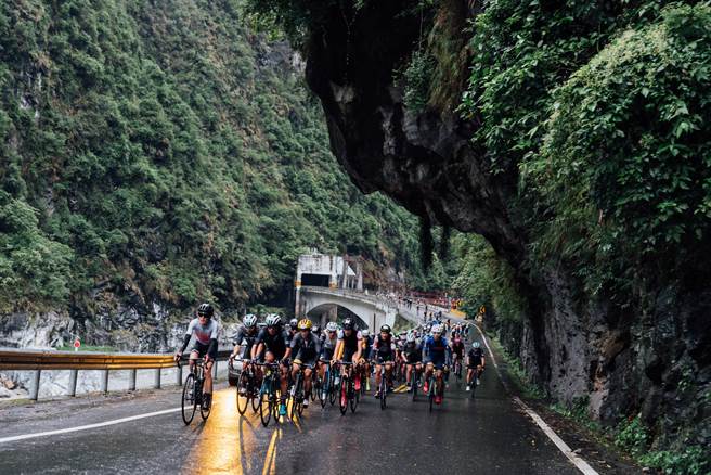 台灣自行車登山王挑戰賽（KOM）於23日上午點燃戰火，該比賽被法國自行車專業雜誌評比為世界十大艱難路線之一，是條和環法大賽齊名的天堂路（中華民國自行車騎士協會提供／黃立杰南投傳真）