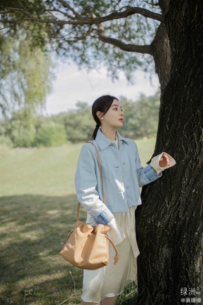 33岁大陆女星袁姗姗以《笑傲江湖》、《宫锁连城》等古装剧走红，外貌姣好她更连穿搭功力都备受粉丝们肯定。（图／摘自微博@袁姗姗）