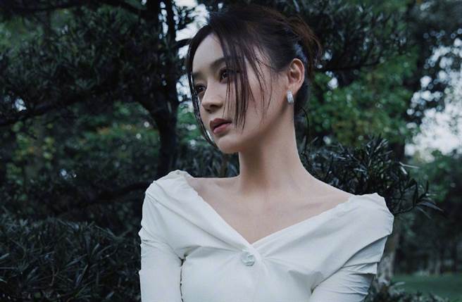 33岁大陆女星袁姗姗以《笑傲江湖》、《宫锁连城》等古装剧走红，外貌姣好她更连穿搭功力都备受粉丝们肯定。（图／摘自微博@袁姗姗）