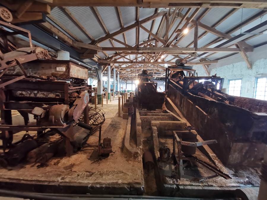 台南市北門洗滌鹽工廠是日據時期由台灣總督府專賣局所建的4大粉碎洗滌鹽廠之一。（劉秀芬攝）