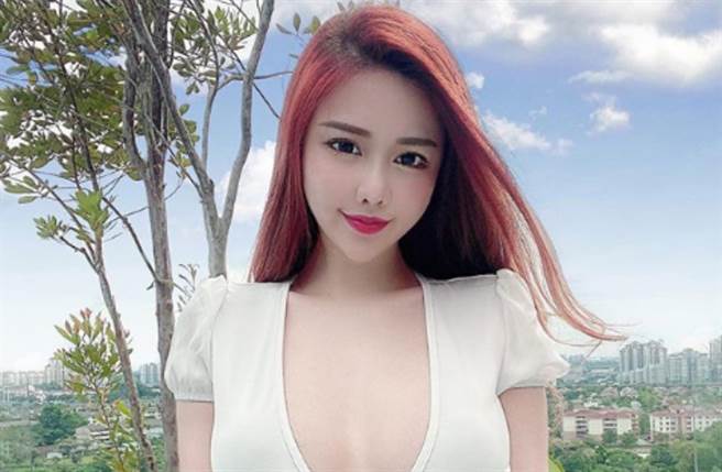 大马正妹周甄娜（Jenna）以身材惹火受封「真人版娜美」。（图／IG@jenna_chew）